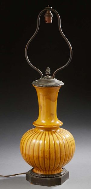 CHINE Vase en céramique de forme balustre godronné dans la partie basse, à fond ocre.
Monté...