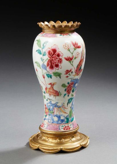 CHINE Vase de forme balustre décoré en émaux de la famille rose de phoenix encadrés...