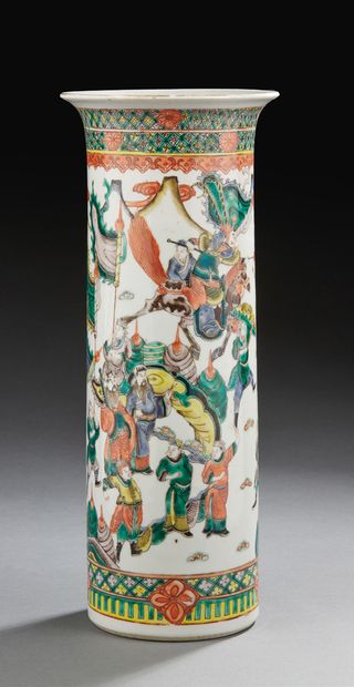 CHINE Vase rouleau en porcelaine décorée en émaux de la famille verte de scènes de...