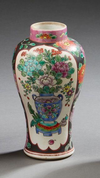 CHINE Vase en porcelaine de forme balustre à décor émaillé dans un fond noir.
H....