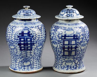 CHINE Paire de potiches couvertes en porcelaine à décor blanc et bleu et motifs de...