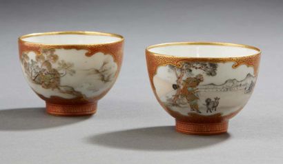 JAPON Deux bols à saké en porcelaine
Style Satsuma.