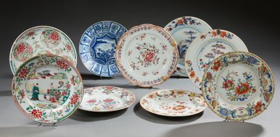 CHINE Set of porcelain plates of circular form:
- Two with decoration known as "à...