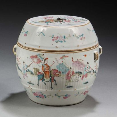 CHINE Pot couvert en porcelaine décoré sous couverte de motifs de personnages.
Période...