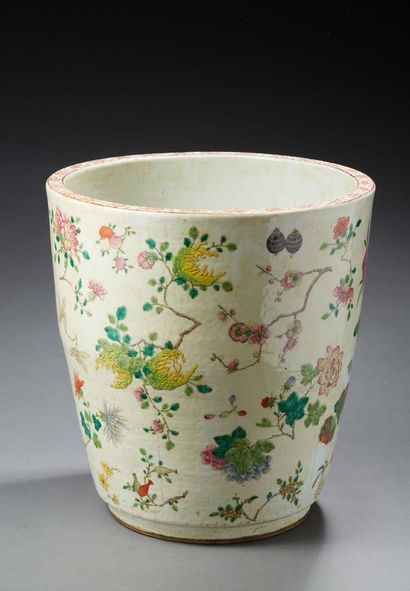 CHINE Cache pot en porcelaine décoré en émaux fleurs et feuillages.
XXe siècle.
H....