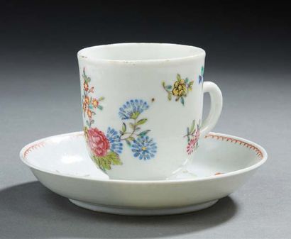 CHINE Tasse à café et soucoupe décorées en émaux de la famille rose de fleurs.
Chine...