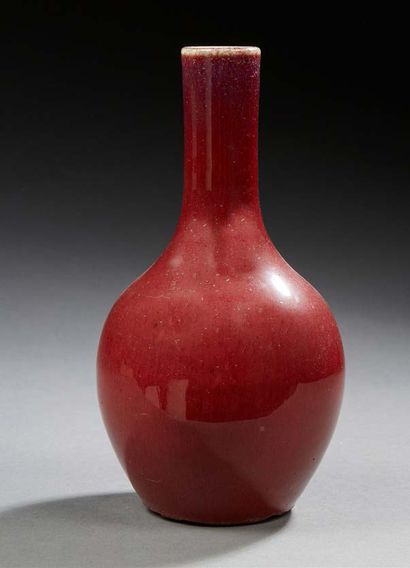 CHINE Petit vase en forme de bouteille à fond monochrome sang de boeuf.
Seconde moitié...