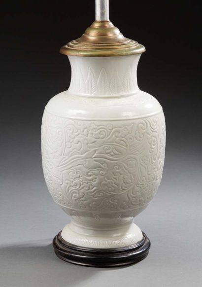 CHINE Vase en porcelaine de forme balustre à fond monochrome blanc, décoré en léger...