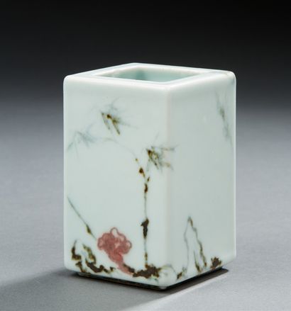 CHINE Petit porte pinceaux quadrangulaire en porcelaine décoré en rouge de cuivre...