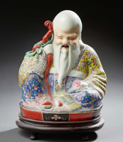 CHINE Figurine en porcelaine représentant Shoulao assis tenant une pêche de longévité...