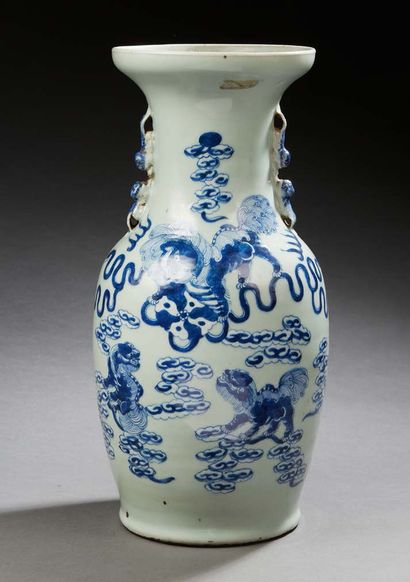 CHINE Vase balustre à col évasé en porcelaine céladon, à décor en bleu sous couverte...