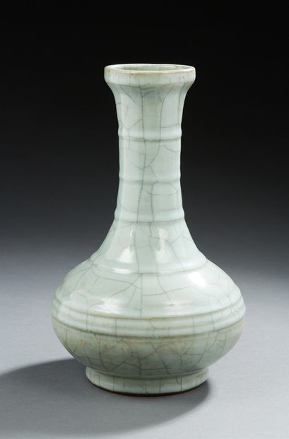 CHINE Vase de forme balustre en céramique à fond céladon craquelé vert.
XIXe/XXe...