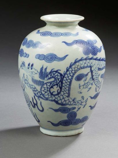 CHINE Petit vase ovoide en porcelaine décorée en bleu sous couverte d'un dragon et...