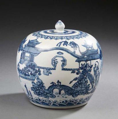 CHINE Pot à gingembre en porcelaine décoré en bleu de paysage.
H. : 23 cm