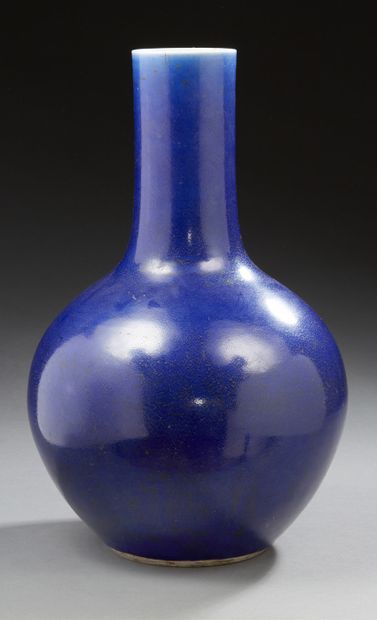 CHINE Vase à long col en porcelaine à glaçure bleu
XIXe/XXe siècle
H. : 41 cm