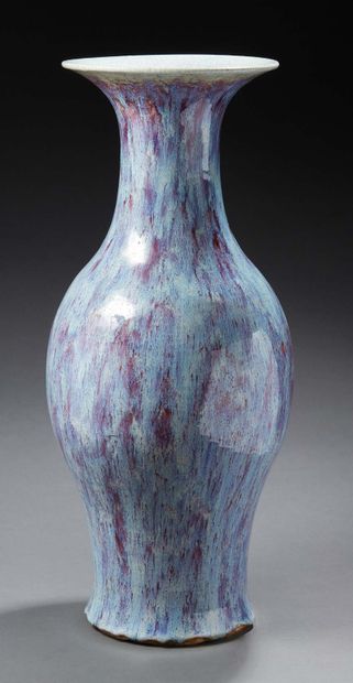 CHINE Grand vase en porcelaine à col évasé et glaçure nuancée bleu et bordeau.
XXe...