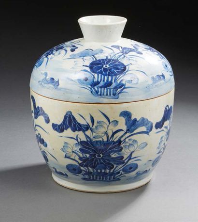 CHINE Grand pot circulaire couvert en porcelaine décorée en bleu sous couverte de...