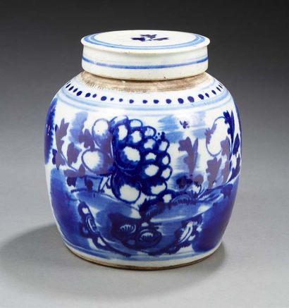 CHINE Pot à gingembre en porcelaine à décor en bleu sous couverte de fleurs et feuillages....