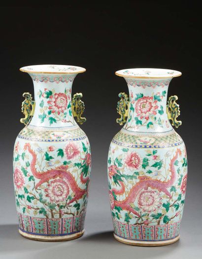 CHINE Paire de vases en porcelaine de forme balustre, décorés en émaux de la famille...