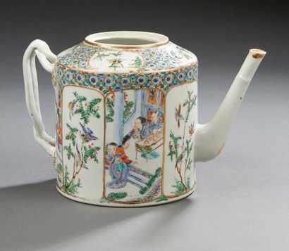 CHINE Théière cylindrique et pot à lait en porcelaine décorés en émaux de canton...