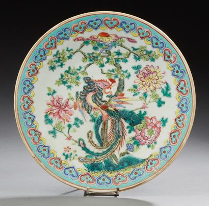 CHINE Plat circulaire en porcelaine décoré en émaux de la famille rose d'un phoenix...