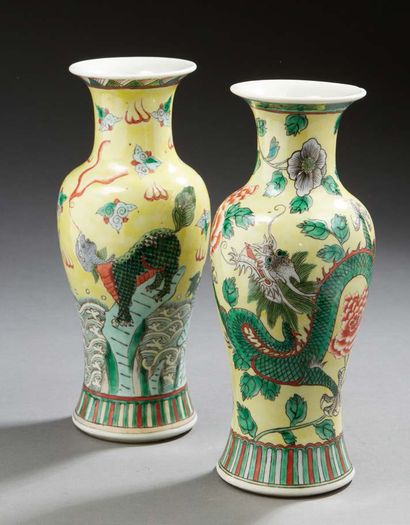CHINE Paire de vases de forme balustre en porcelaine à décor en émaux vert sur fond...