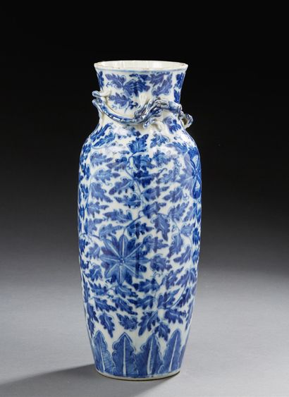 CHINE Vase en porcelaine de forme balustre cotelé, décoré en bleu sous couverte de...