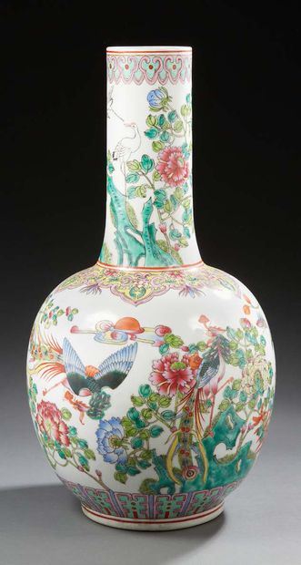 CHINE Grand vase bouteille en porcelaine décoré en émaux de la famille rose de phoenix...