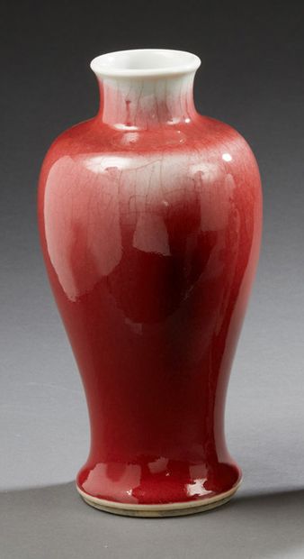 CHINE Vase de frome balutre en porcelaine à glaçure rouge sang de boeuf
H. : 24 ...