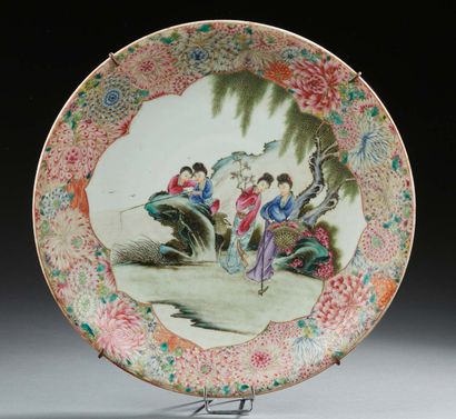 CHINE Plat circulaire en porcelaine décorée en émaux de la famille rose de femmes...