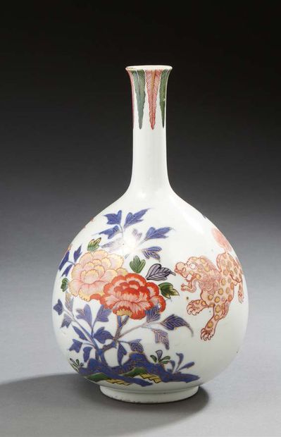 JAPON Vase en porcelaine à long col étroit à décor imari.
XVIIIe/XIXe siècle
H. :...