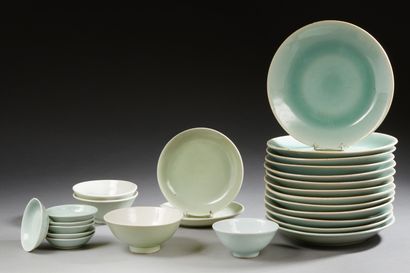 CHINE Ensemble comprenant 15 assiettes et 10 bols en porcelaine à couverte monochrome...