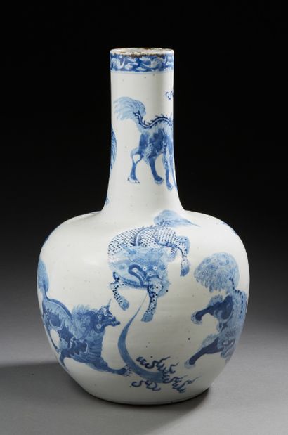 VIETNAM Vase à haut col en porcelaine, à décor en bleu sous couverte d'animaux réels...