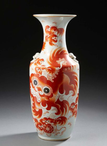CHINE Grand vase en porcelaine de frme balustre, décoré en rouge de fer de chimères...