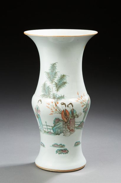 CHINE Vase en porcelaine de forme balustre, décoré en émaux de la famille rose de...
