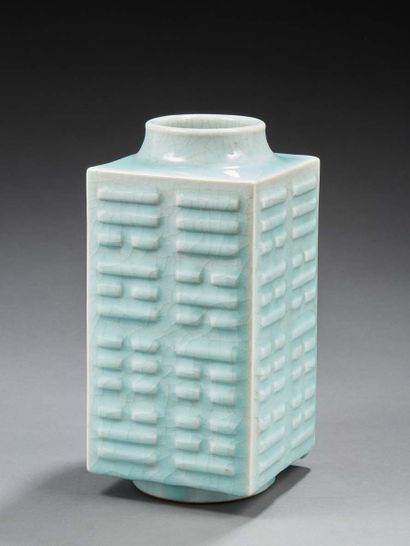 CHINE Vase en porcelaine celadon à sections carrées. Marque au revers à six caractères.
XXe...