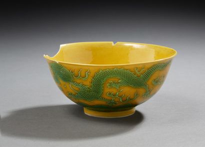CHINE Bol en porcelaine décoré d'un dragon vert sur fond jaune
XIXe siècle.
Diam....