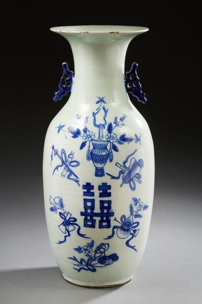 CHINE Important vase balustre en porcelaine à décor de fleurs, objets précieux et...