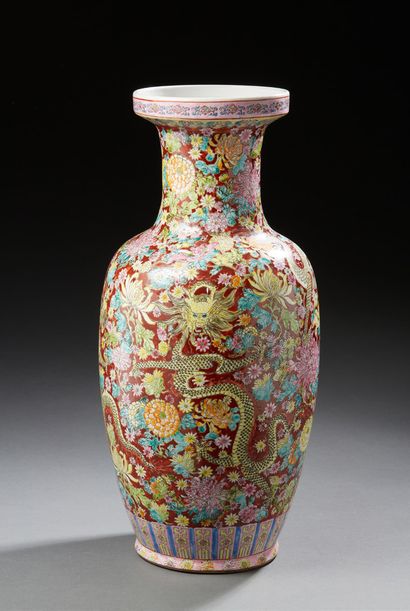 CHINE Vase en porcelaine de forme balustre à fond corail, décoré en émaux de la famille...