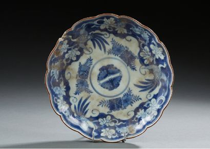 JAPON Porcelain plate with contoured edges decorated in blue underglaze with phoenixes,...