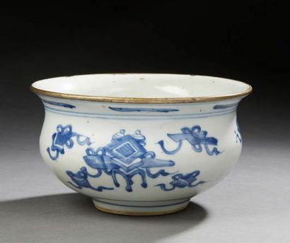 CHINE Pot en porcelaine, le rebord émaillé, à décor en bleu sous couverte de livres...
