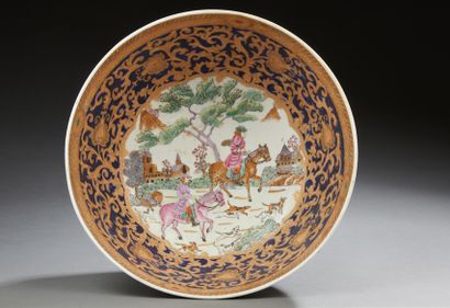 CHINE Grand bol en porcelaine à décoré de scènes animées sur fond noir à réhauts...