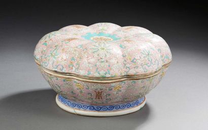 CHINE Boite couverte polylobée en porcelaine à fond rose décorée en blanc et turquoise...