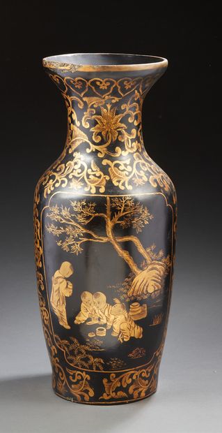 CHINE Vase en laque à décor doré sur fond noir.
Fin XIXe siècle.
H. : 59 cm (accidents...