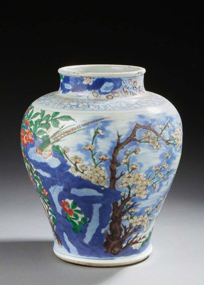 CHINE Vase en porcelaine de forme balustre, décoré en polychromie en émaux Wucaï...
