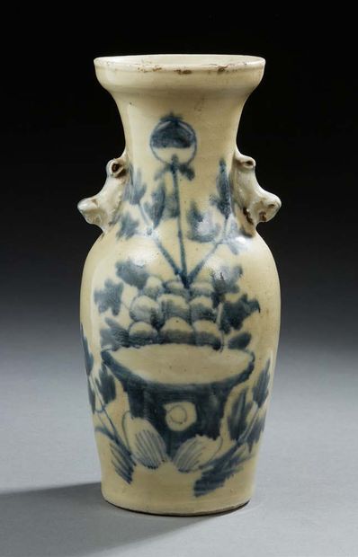 CHINE Petit vase balustre en porcelaine, les anses figurant deux lions bouddhiques...
