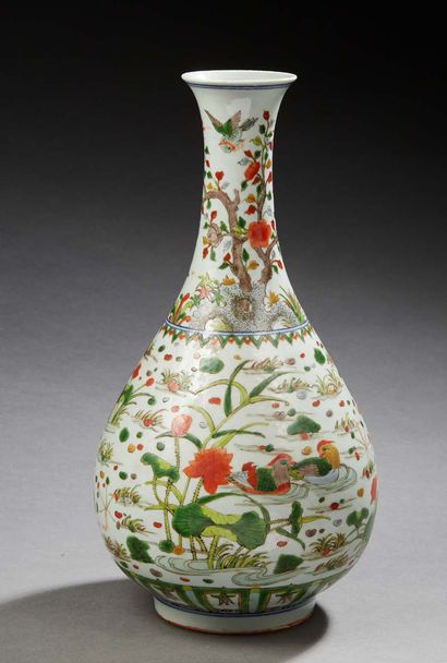 CHINE Vase en porcelaine à col évasé à décor en émaux polychromes de couples de canards...