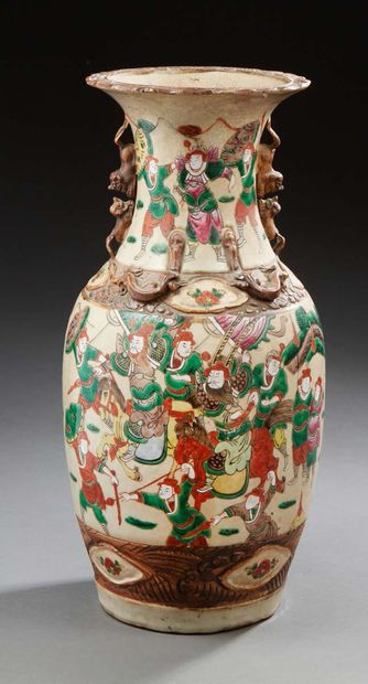 CHINE Vase balustre en porcelaine à décor de militaires dans les émaux de la famille...