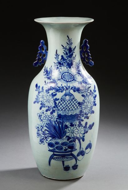CHINE Large porcelain baluster vase decorated with vases and bouquets of blue flowers...