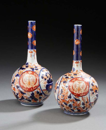 JAPON Paire de vases en porcelaine à long col étroit, décorés dans la palette Imari...